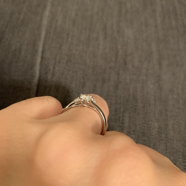 【銀座ダイヤモンドシライシの口コミ】 デザインが、光を下からも取り入れ、よりダイヤモンドの輝きを引き立たせ…