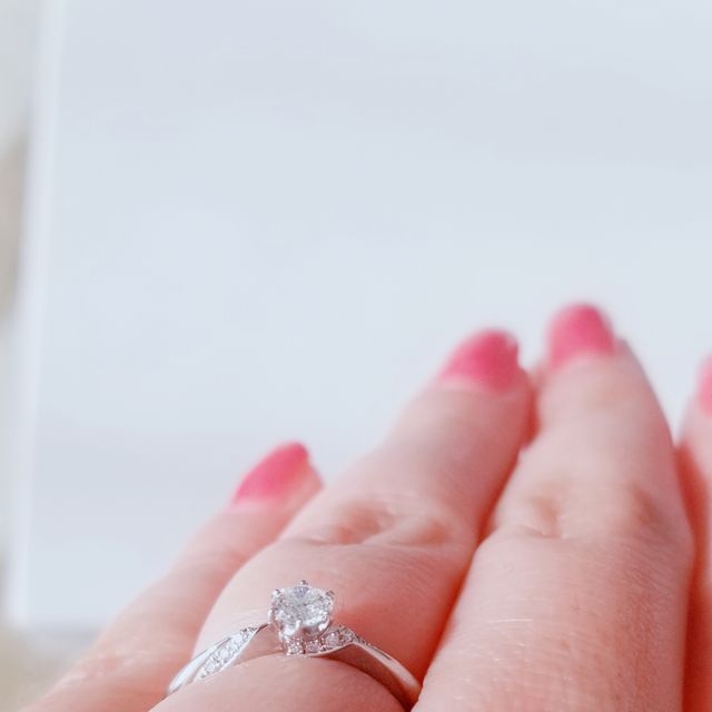 【ギンザタナカブライダル(GINZA TANAKA BRIDAL)の口コミ】 ありそうでないデザインを探していました。センターのダイヤを、メレダイ…