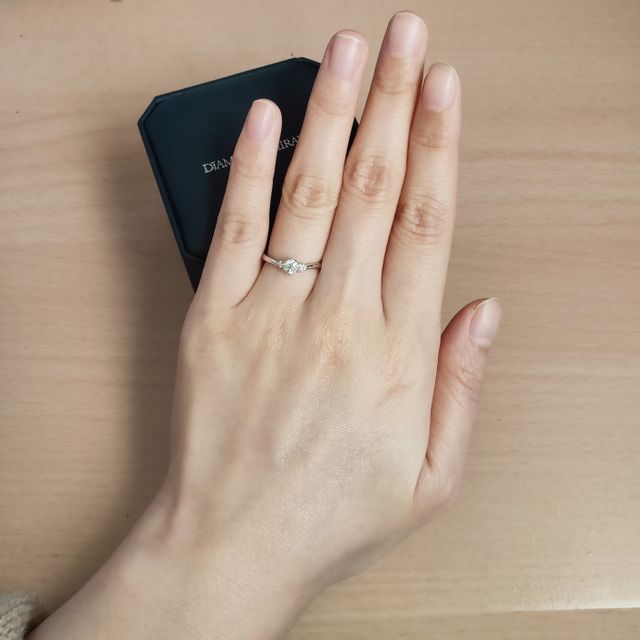 【銀座ダイヤモンドシライシの口コミ】 ゆるいV字のラインがとても可愛くて指がほっそりと見えるデザインでした。…