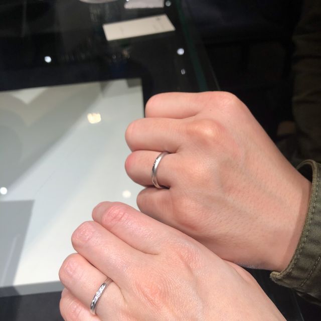 【ラザール ダイヤモンド(LAZARE DIAMOND)の口コミ】 ストレートタイプで探していました。シンプルでかつ、柔らかな印象の指輪…