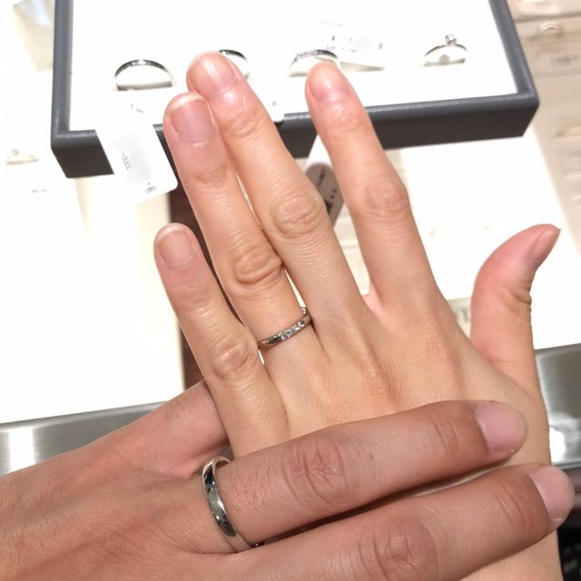 【MIKIMOTO(ミキモト)の口コミ】 女性の方は3つ石が入っています。色々なお店でたくさん見比べましたが、や…