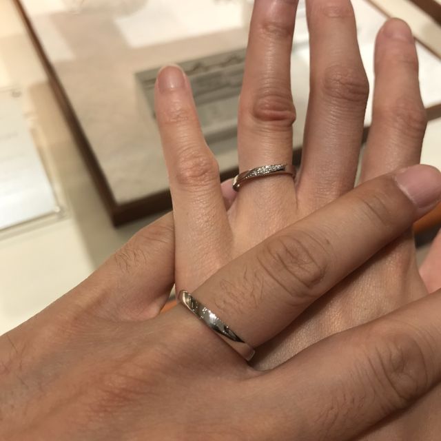 【festaria bijou SOPHIA(フェスタリア ビジュソフィア)の口コミ】 よくみると女性の方の指輪には淡いピンク色のダイヤが入っています。この…