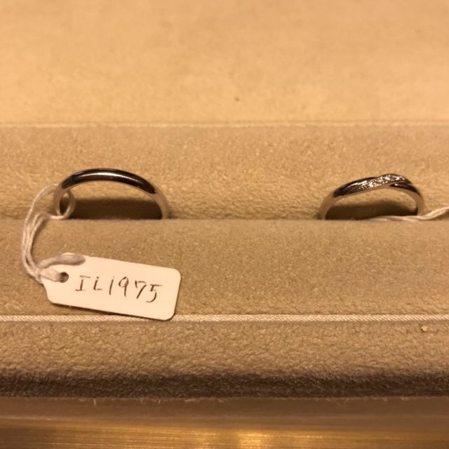 【ギンザタナカブライダル(GINZA TANAKA BRIDAL)の口コミ】 女性の方は少しデザインが凝っていて、上にダイヤが被さるような形になっ…