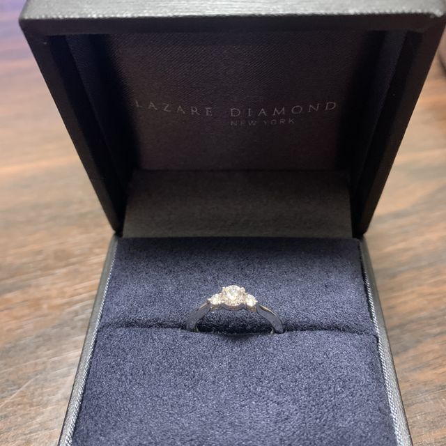 【ラザール ダイヤモンド(LAZARE DIAMOND)の口コミ】 プロポーズを受けてから一緒に見に行きました。
このデザインは私の一目惚…