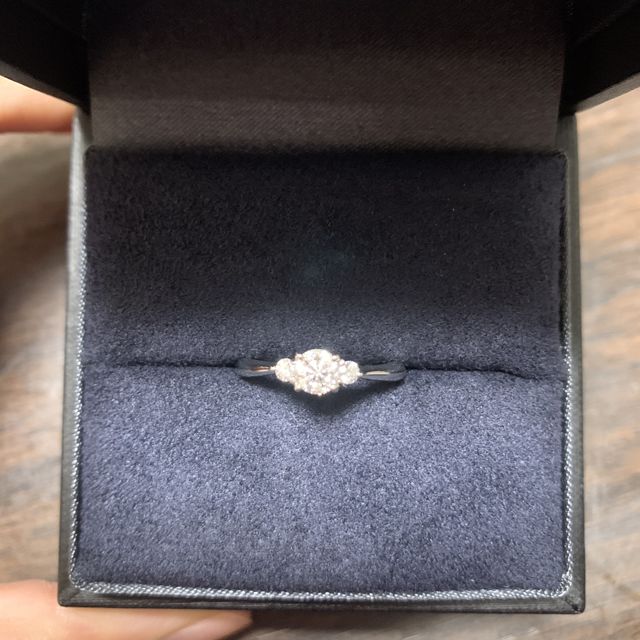 【ラザール ダイヤモンド(LAZARE DIAMOND)の口コミ】 プロポーズを受けてから一緒に見に行きました。
このデザインは私の一目惚…