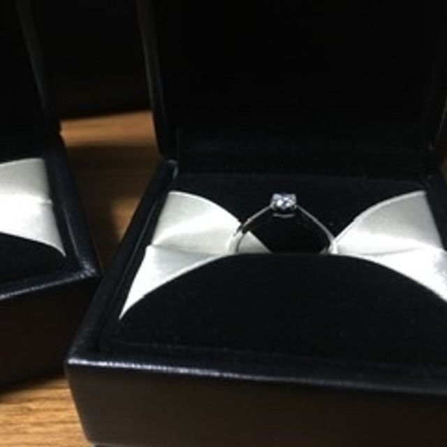 【エクセルコダイヤモンド(EXELCO DIAMOND)の口コミ】 試着したときに手にしっくり来たのと、シンプルだけど、横や底からもダイ…