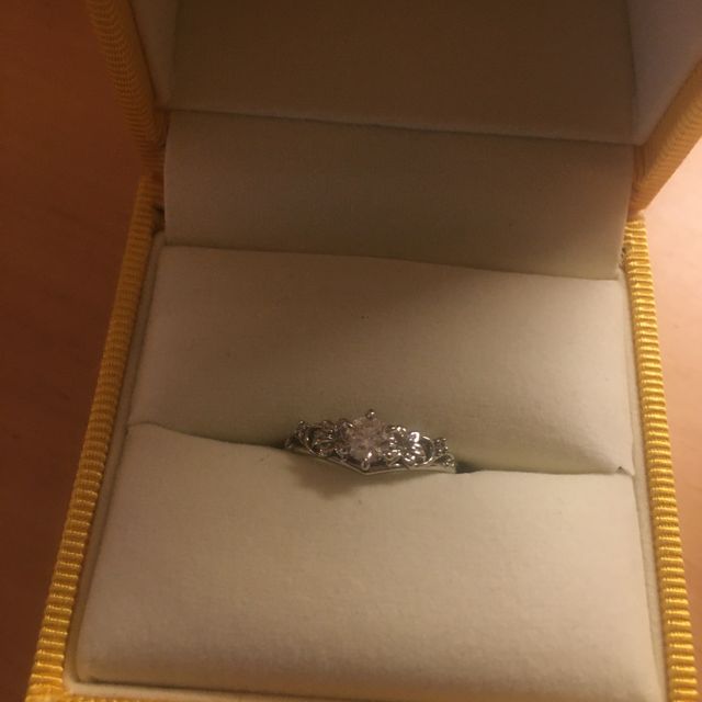 【ケイウノ ブライダル(K.UNO BRIDAL)の口コミ】 オーダーメイドで百合の花をあしらったデザインにしていただきました。細…