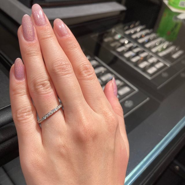 【エクセルコダイヤモンド(EXELCO DIAMOND)の口コミ】 指輪の輝きがとても綺麗です。
今回結婚指輪を探していたのですが、全て最…
