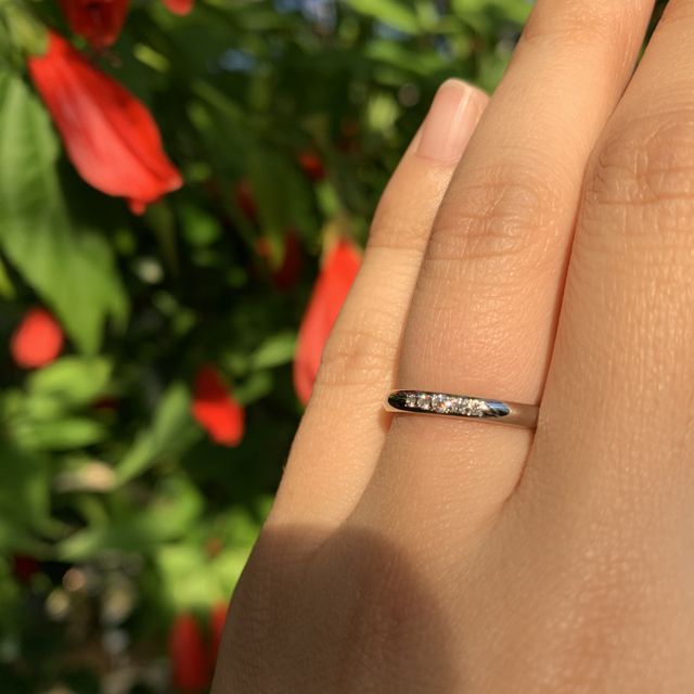 【ラザール ダイヤモンド(LAZARE DIAMOND)の口コミ】 まず、デザインがとても可愛いです。
私は最初ウェーブタイプの指輪にしよ…