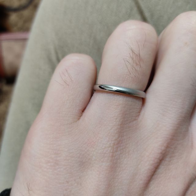 【4℃ BRIDAL(ヨンドシーブライダル)の口コミ】 艶消しのデザインが他ではあまり見ないものでお洒落で常に付けていたいと…