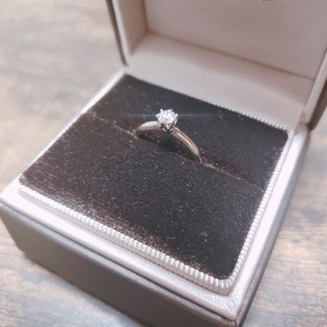 【アイプリモ(I-PRIMO)の口コミ】 ダイヤのカットにこだわりがあるそうで、どの角度でもキラキラと輝いてい…