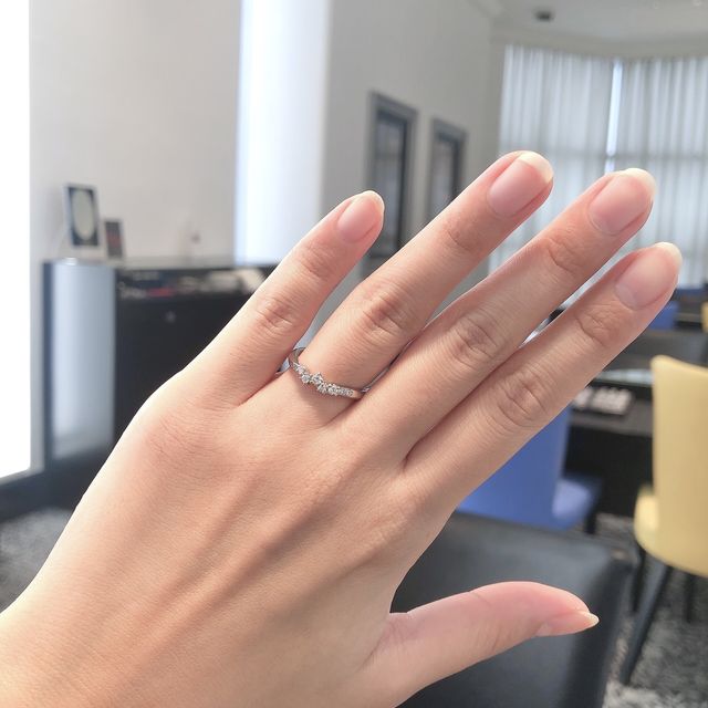 【エクセルコダイヤモンド(EXELCO DIAMOND)の口コミ】 結婚指輪として購入しました。
大粒のダイヤモンドがとても綺麗で一目惚れ…