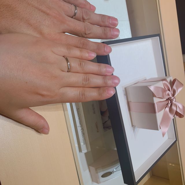 【アイプリモ(I-PRIMO)の口コミ】 ダイヤの数や指にはめた感じがゴツゴツし過ぎない物を選びました。
仕事中…