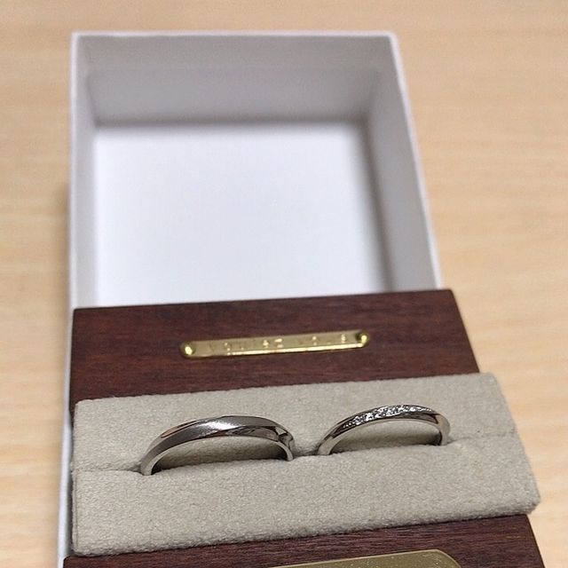 【voulez vous(ヴーレ・ヴー)の口コミ】 女性用はダイヤモンドが入ったデザインで、光が当たるとキラキラして上品…