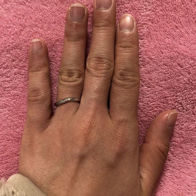 【銀座ダイヤモンドシライシの口コミ】 指輪のカーブがとてもキレイで、ダイヤモンドもカーブのラインに散りばめ…