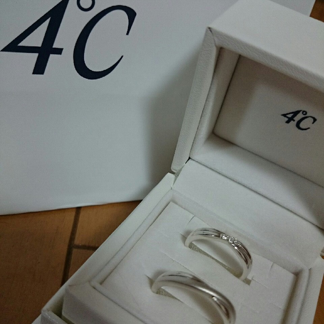 【4℃ BRIDAL(ヨンドシーブライダル)の口コミ】 さまざまな指輪を見ましたが、もともとシルバー系で決めるとは考えていま…