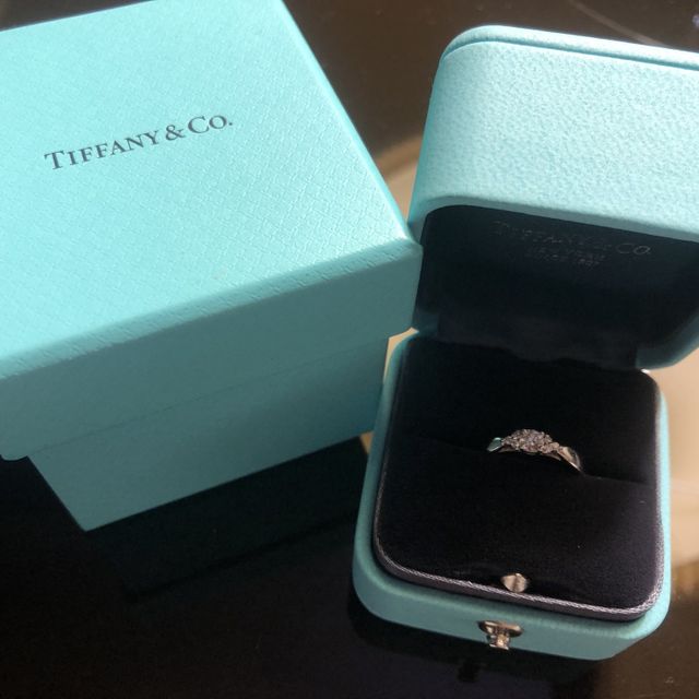 【ティファニー(Tiffany & Co.)の口コミ】 ティファニーは王道の一粒のティファニーカットが有名ですが、この指輪は…