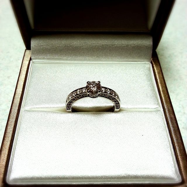 【ブルガリ(BVLGARI)の口コミ】 一目見てデザインが気に入ったことです。
上の面にパヴェが敷き詰められて…