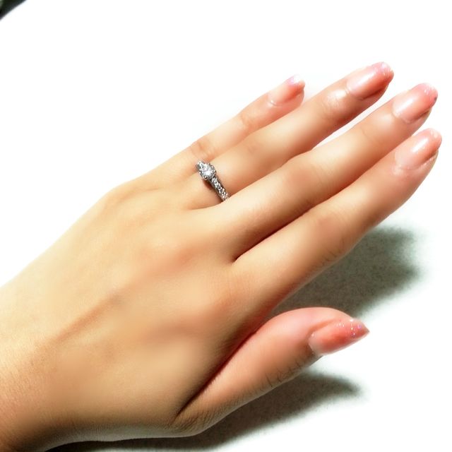 【ブルガリ(BVLGARI)の口コミ】 一目見てデザインが気に入ったことです。
上の面にパヴェが敷き詰められて…