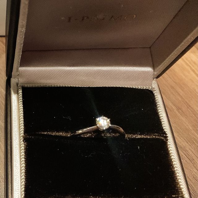【アイプリモ(I-PRIMO)の口コミ】 ウェーブのフォルムで婚約指輪を探していました。
似たようなデザインの婚…