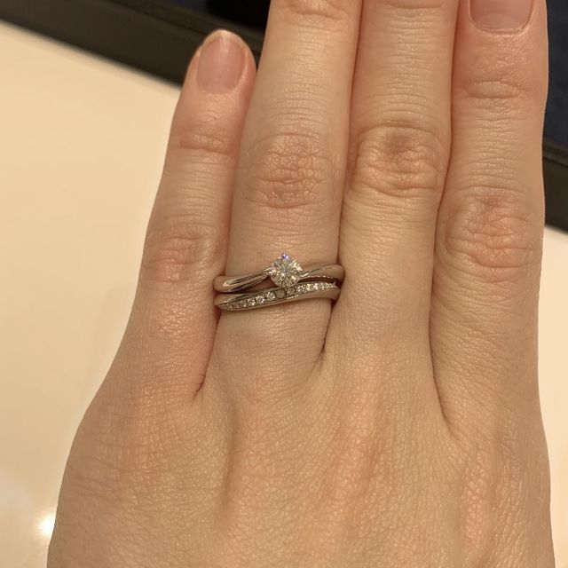 【4℃ BRIDAL(ヨンドシーブライダル)の口コミ】 婚約指輪、結婚指輪ともにウェーブのデザインで探していました。他のブラ…