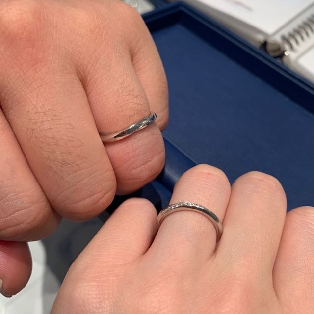 【銀座ダイヤモンドシライシの口コミ】 婚約指輪、結婚指輪ともにウェーブのデザインで探していました。似たよう…