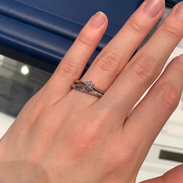 【銀座ダイヤモンドシライシの口コミ】 婚約指輪、結婚指輪ともにウェーブのデザインで探していました。似たよう…