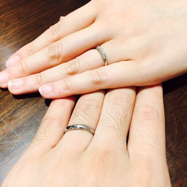 【4℃ BRIDAL(ヨンドシーブライダル)の口コミ】 わたしはダイヤが斜めデザインを求めており、他のブランドにもあったので…