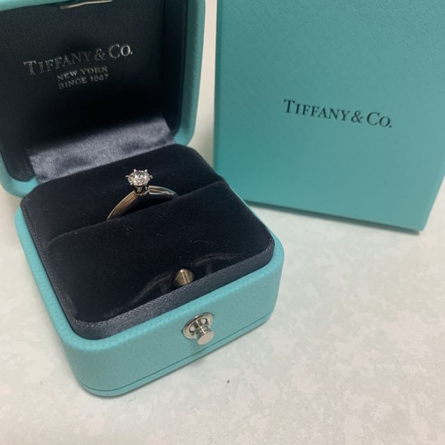 【ティファニー(Tiffany & Co.)の口コミ】 色々指輪をつけさせてもらいましたが、ティファニーの指輪の中で1番存在感…