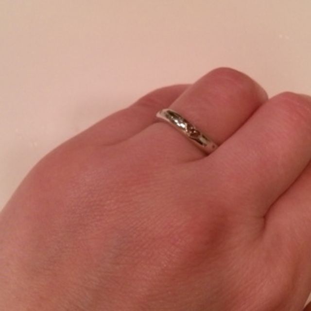 【4℃ BRIDAL(ヨンドシーブライダル)の口コミ】 二人で買いに行きました。彼女が以前からシンプルな指輪をしていたので今…