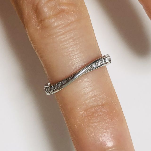 【4℃ BRIDAL(ヨンドシーブライダル)の口コミ】 キラキラしたデザインが良かったのですが、ただのハーフリングではなく、…