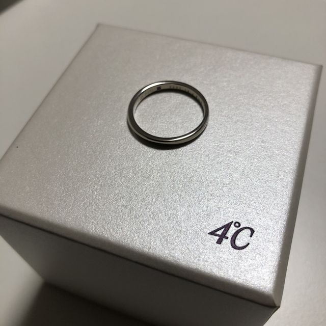 【4℃ BRIDAL(ヨンドシーブライダル)の口コミ】 シンプルなデザインがいいと思った。ストレートリングだが、ななめのライ…