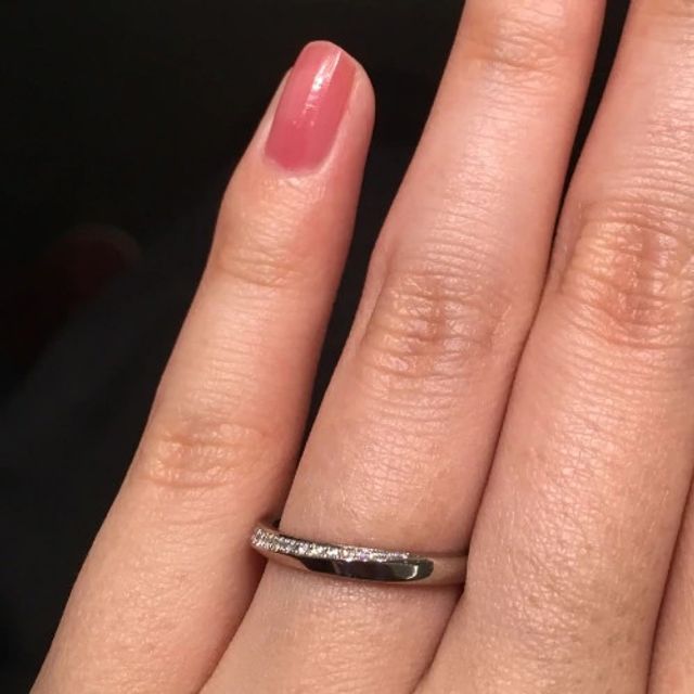 【アイプリモ(I-PRIMO)の口コミ】 ストレートデザインですがダイヤが斜めに付いており動きを感じられる部分…