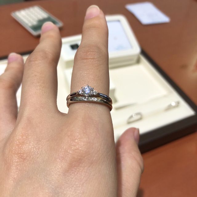 【俄(にわか)の口コミ】 付けている婚約指輪は白鈴というものです。他のデザインの方にダイヤが真…