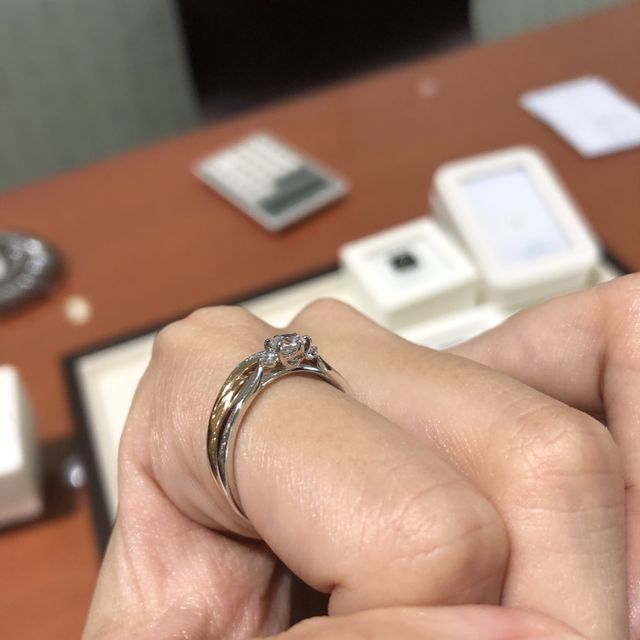 【俄(にわか)の口コミ】 付けている婚約指輪は白鈴というものです。他のデザインの方にダイヤが真…
