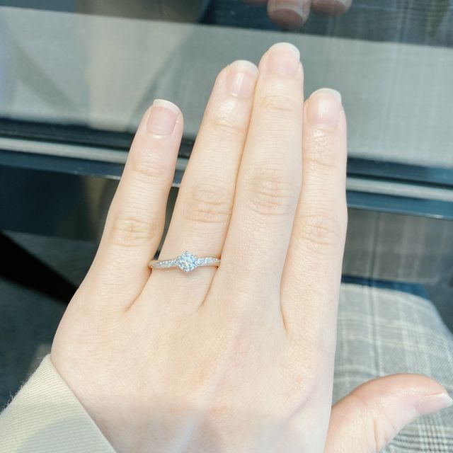 【銀座ダイヤモンドシライシの口コミ】 ゆるやかに流れるウェーブラインに、華やかに輝くメレダイヤがぎっしりと…