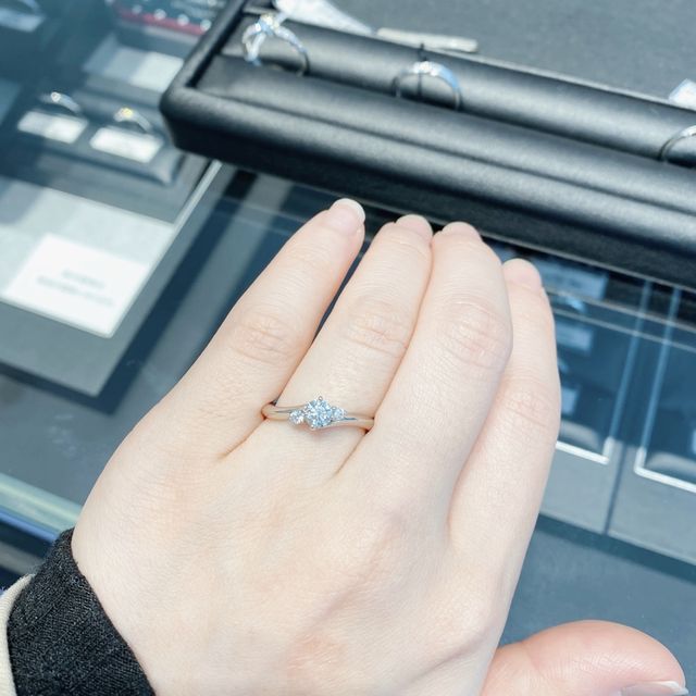【エクセルコダイヤモンド(EXELCO DIAMOND)の口コミ】 サイドにメレダイヤモンドが留まっており、少し離れて見るとセンターダイ…