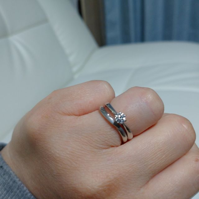 【4℃ BRIDAL(ヨンドシーブライダル)の口コミ】 半分マットなデザインと婚約指輪との重ねづけしたときの一体感が気に入り…