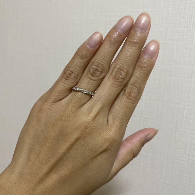 【銀座ダイヤモンドシライシの口コミ】 主人とは色も形も違うタイプで自分の好みで選びました。
ハーフエタニティ…