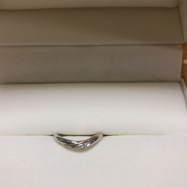 【ケイウノ ブライダル(K.UNO BRIDAL)の口コミ】 ウェーブしているデザインを探していました。当初はシンプルなものにしよ…