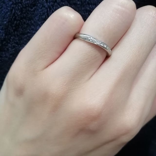 【銀座ダイヤモンドシライシの口コミ】 ダイヤがあるのもないのも楽しめるデザインが決めてです。指輪の半分にウ…