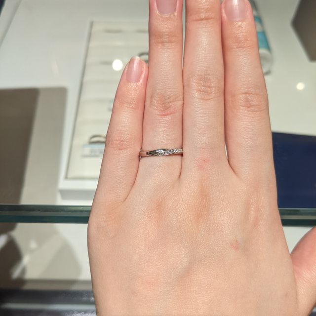 【銀座ダイヤモンドシライシの口コミ】 リングはストレートですが、ウェーブっぽく見えるデザインで探しました。
…