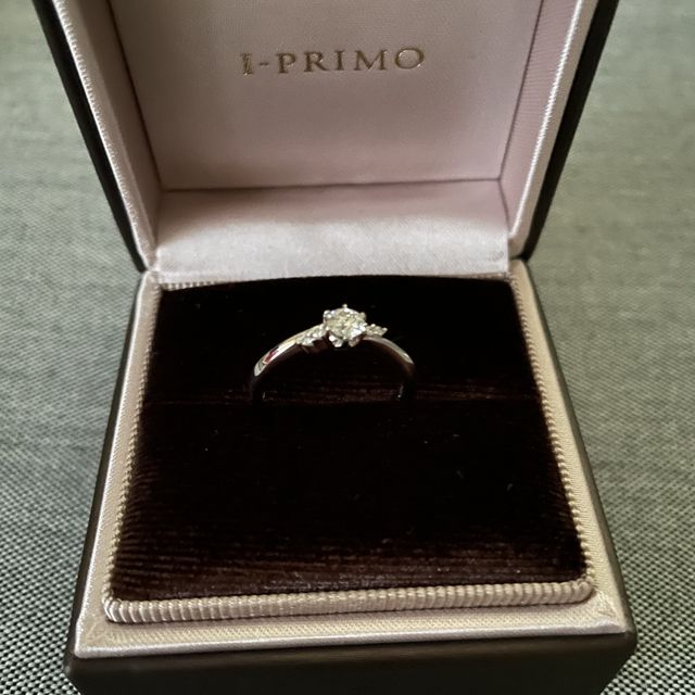 【アイプリモ(I-PRIMO)の口コミ】 なんと言っても初めて見た時のキラキラ輝くダイヤでした！これがどこの指…