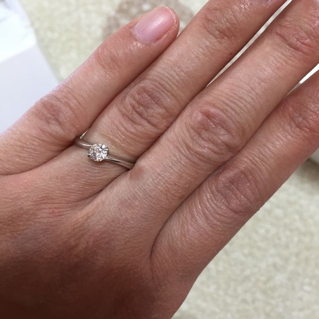 【STAR JEWELRY(スタージュエリー)の口コミ】 シンプルかつ、ダイヤの中が星に見えるようカットされているのに惹かれま…