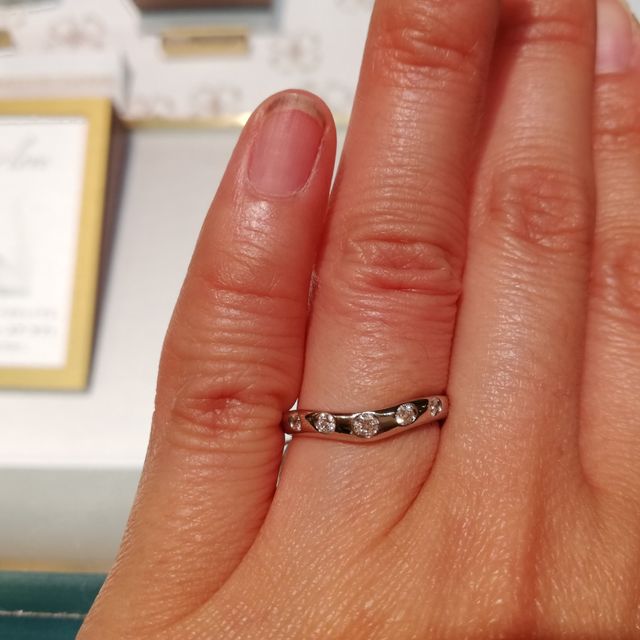 【ブルガリ(BVLGARI)の口コミ】 主人がダイヤモンドが水玉模様に見えてお洒落と言うので試着しました。　…