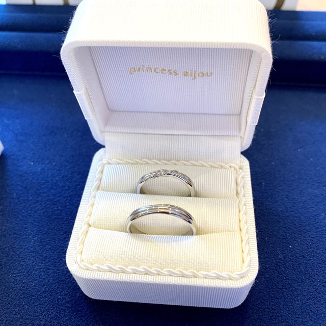 【Princess Bijou(プリンセス・ビジュー)の口コミ】 私も旦那もどちらも気にいるデザインだったこと。
シンプルだけど線が入っ…
