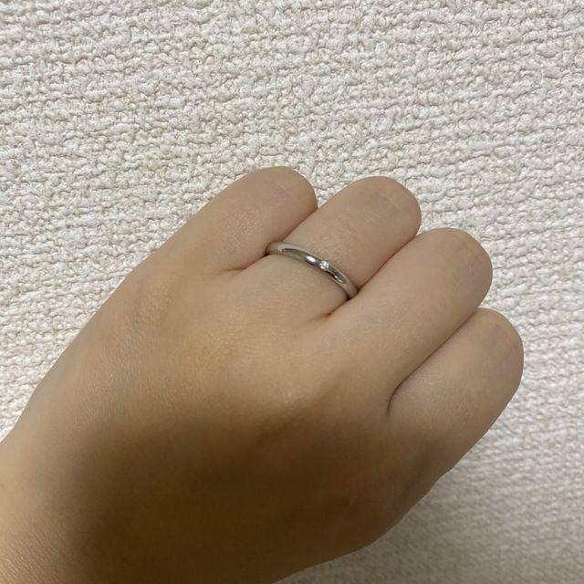 【銀座ダイヤモンドシライシの口コミ】 婚約指輪と重ね付けしても派手派手しくならないシンプルさ、ストレートリ…