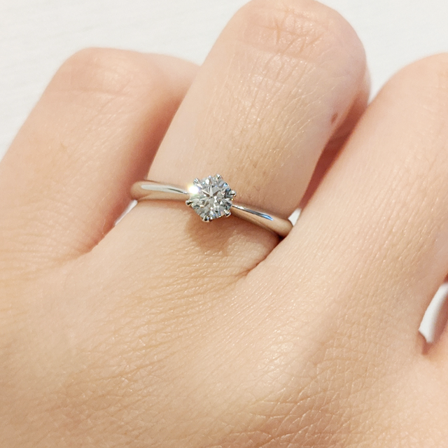 【ラザール ダイヤモンド(LAZARE DIAMOND)の口コミ】 シンプルなデザインとダイヤの輝きが一番魅力的だったためです。他店では…