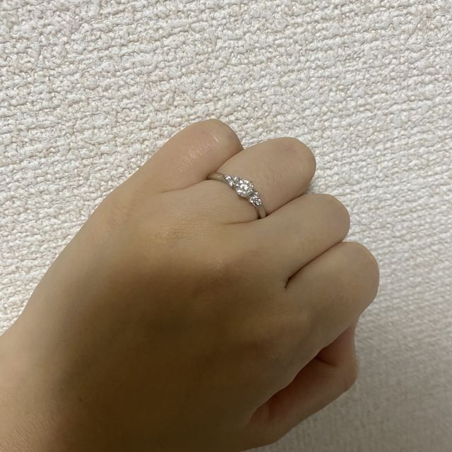 【銀座ダイヤモンドシライシの口コミ】 真ん中の石がとても引き立つデザインですが、周りのメレダイヤもとても華…