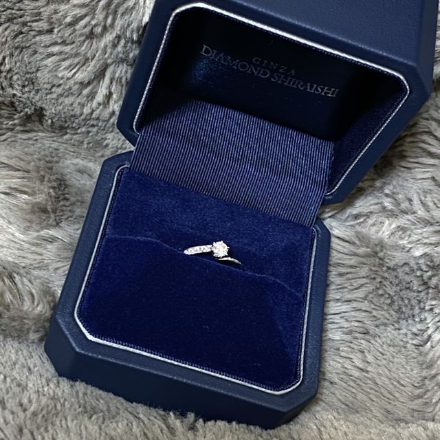 【銀座ダイヤモンドシライシの口コミ】 指輪のデザインは、「シンプルすぎず派手すぎず」「ねじれているもの」で…